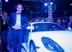 Mr. Three Hands nach der Präsentation des Porsche Cayman in Lörrach